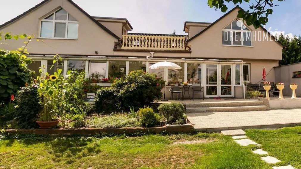 PREDAJ - Krásny 2 generačný dom vo Vajnoroch s prekrásnym veľkým pozemkom