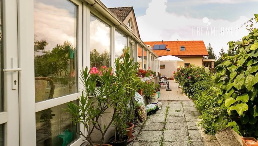 PREDAJ - Krásny 2 generačný dom vo Vajnoroch s prekrásnym veľkým pozemkom