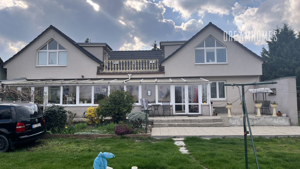 PREDAJ - Krásny 2 generačný dom vo Vajnoroch s prekrásnym veľkým pozemkom