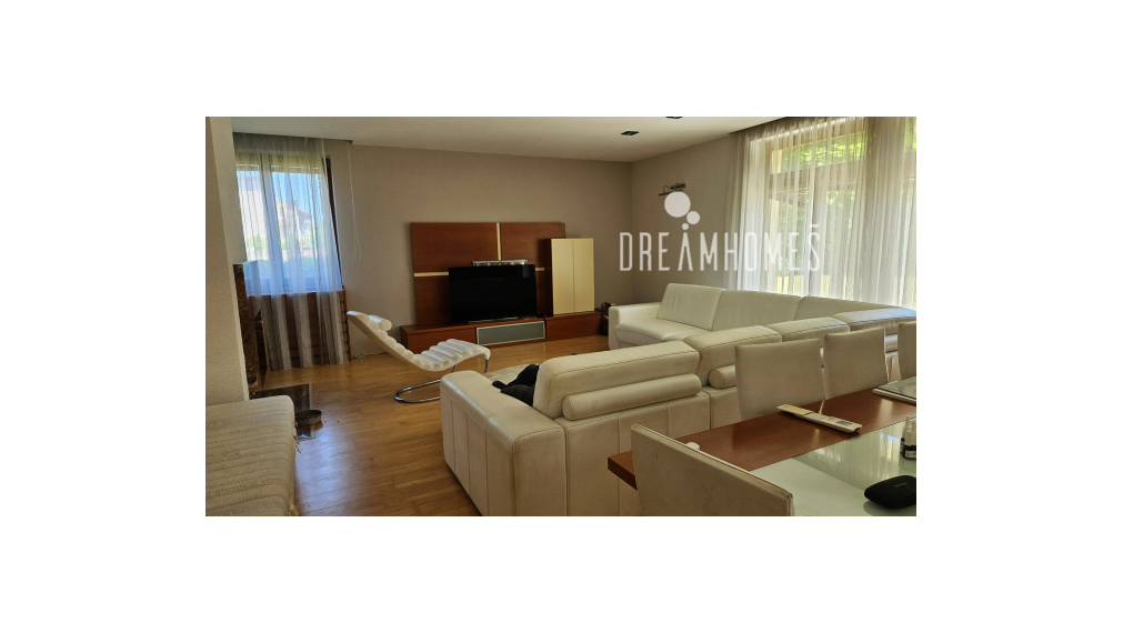 PREDAJ - Krásny priestranný rodinný dom vo Vajnoroch