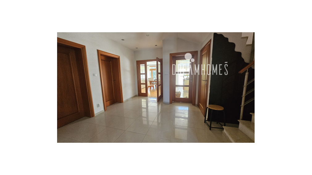 PREDAJ - Krásny priestranný rodinný dom vo Vajnoroch