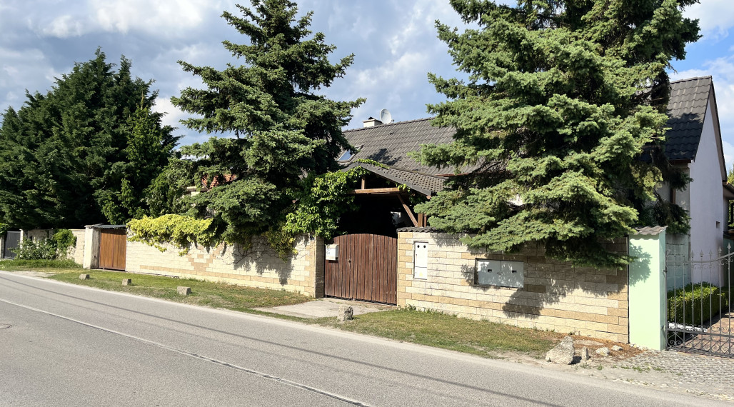 PREDAJ - Krásny 2 generačný dom vo Vajnoroch s prekrásnym veľkým pozemkom