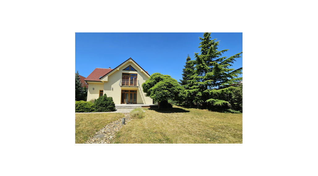 PREDAJ - Krásny priestranný rodinný dom vo Vajnoroch