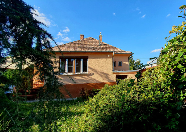 PREDAJ - Starší rodinný dom vo Vajnoroch s krásnym pozemkom