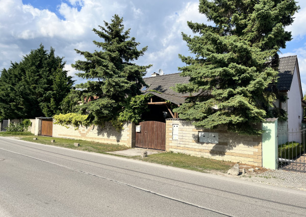 PREDAJ - Krásny 2 generačný dom vo Vajnoroch s prekrásnym veľkým pozemkom